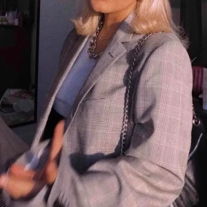 Märkes-Kavaj - Säljer min märkes Kavaj från SIR. Herrkavaj men funkar perfekt som oversized. Nypris: 2500kr