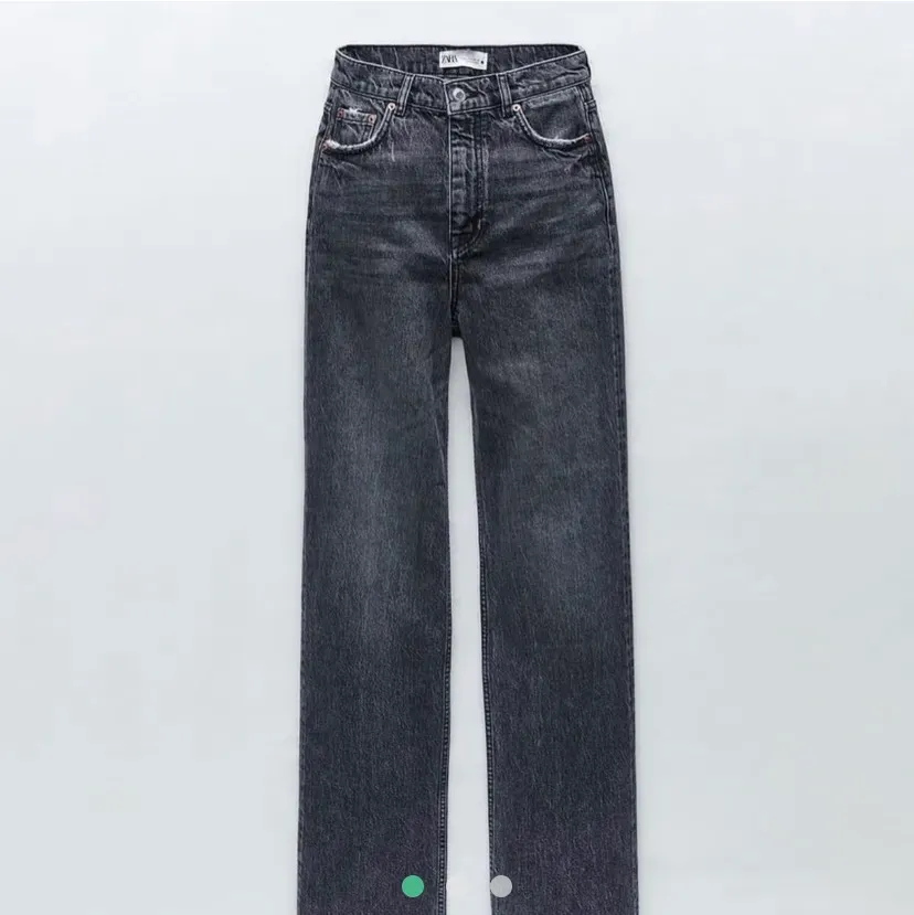 Säljer mina slutsålda går svarta zara jeans då dom är för stora 💓💓💓💓. Jeans & Byxor.