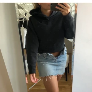 Svart croppad hoddie från Zara - Säljer denna svarta ”cropped hoddie” från Zara. Säljer på grund av att den inte kommer till användning längre. Priset som står är exklusive frakt! 💕💕 