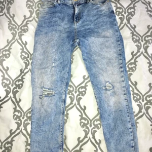 Lindex jeans strl xs - Dom är jeansen har bra skick! använts ett fåtal gånger, sitter väldigt skönt vid höfterna och har väldigt bra kvalite.