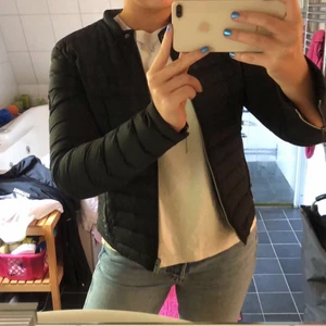 Jacka  - Säljer den här dunjackan! Passar perfekt nu till hösten. I princip aldrig använd! Frakt tillkommer👗