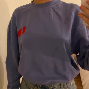 Blå Sweatshirt  - En blå sweatshirt från Åhléns egna märke Carin Wester i storlek XS, fri frakt 