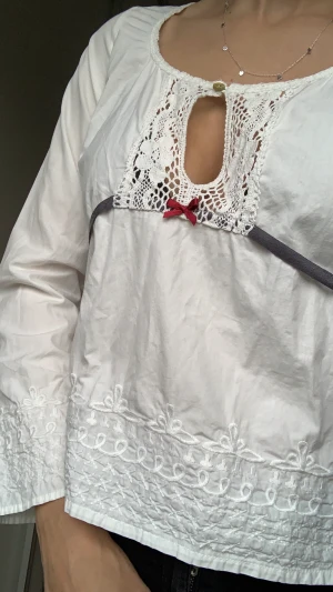Odd Molly blus☀️ - Vit odd Molly blus med snöre man kan knyta baktill🌸 jättefina broderade detaljer🙈🙈 hittar inte storlek men passar mig som är S med större byst🦁