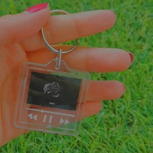 Nyckelring  - Beställ en nyckelring med en valfri bild för 60kr 🥰 FRI FRAKT 🇸🇪  Instagram: emilyskeychainshop ✨