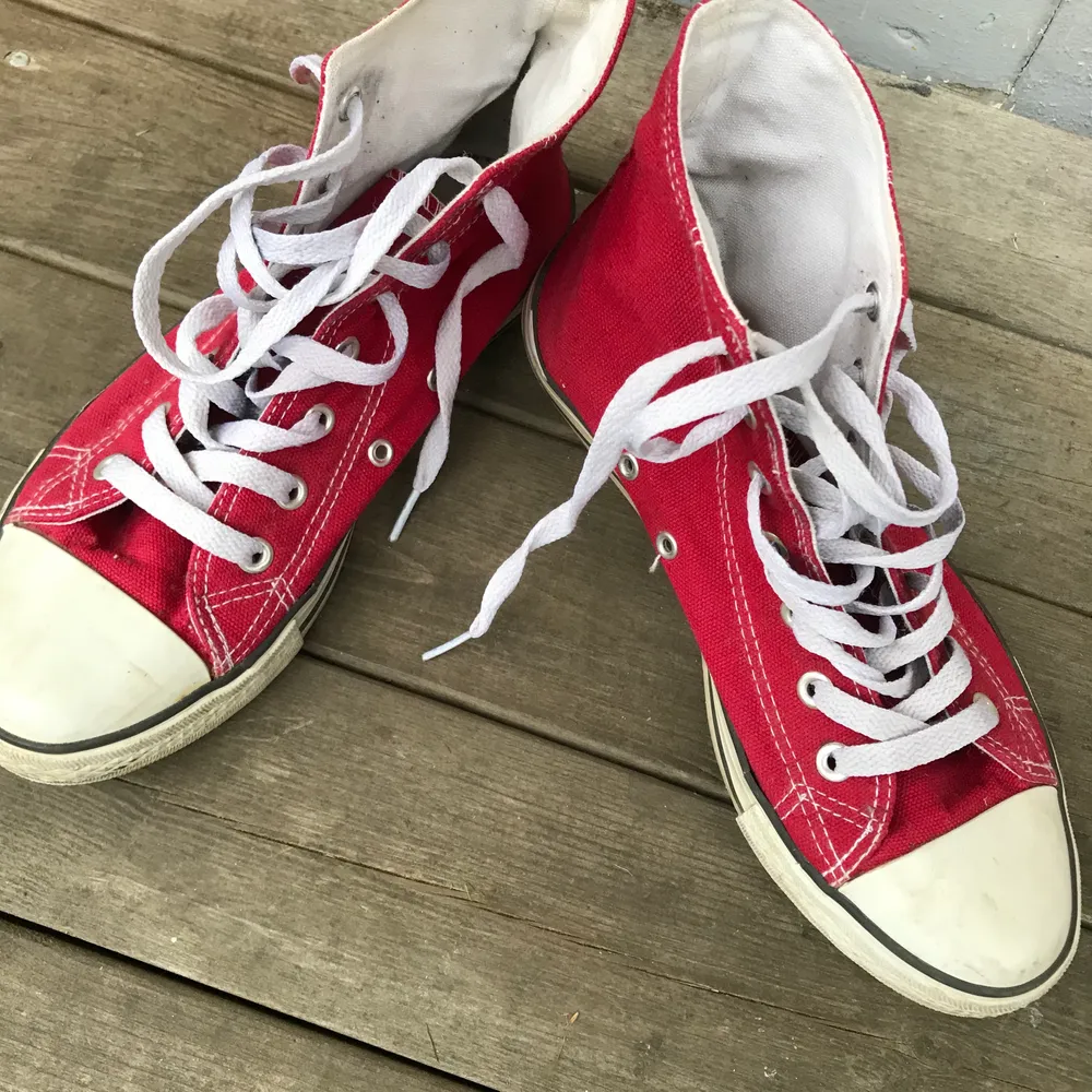 Säljer ett par röd converseliknande skor i storlek 38!  Fint skick däremot några fläckar på de vita gummit men inget som stör!❤️👍🏼 Hit me up vid intresse! Kan både frakta och mötas upp! Storlek 38. Skor.