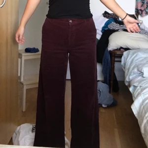 Manchester byxor från Carin Wester - Ett par mörklila manchesterbyxor från Carin Wester. Knappt använda! Storlek 36, passar mig i längden jag är 160cm. Går att diskutera pris! 