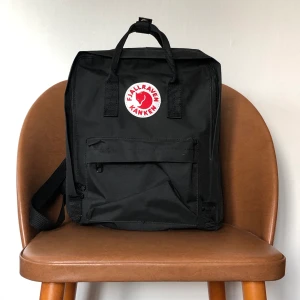 Fjällräven kånken - Svart Fjällräven kånken ryggsäck. Använd endast 1 gång så den är alltså som ny. Är i den vanliga modellen/storleken. Nypris 995kr. Säljer för 500kr