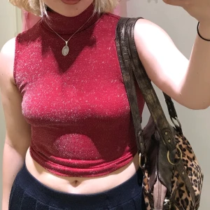 Glittrig röd turtleneck i storlek s/m - En söt glittrig mörkröd turtleneck köpt secondhand ✨ frakt 42kr eller så möts jag i slussen 🌼