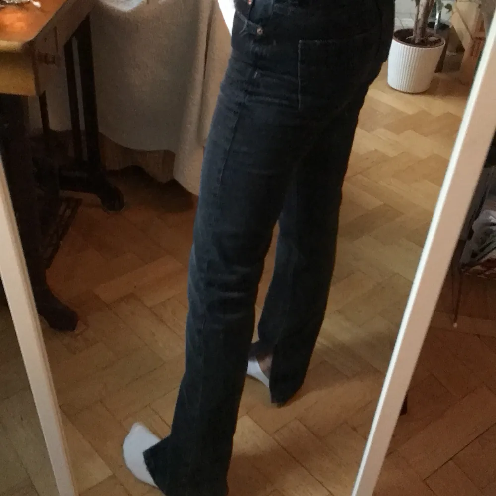 Intressekoll på mina Jätte fina jeans med slits från zara som är slutsålda storlek 34 men passar även 32 säljer endast vid ett bra pris. Jeans & Byxor.