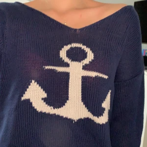 stickad tröja  - Stickad tröja med ankare från bondelid. Storlek S. Mörkblå/marin med vitt ankare. Kan mötas upp i Norrköping/Söderköping, annars står köpare för fraktkostnad. 
