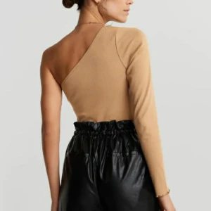 Sholder top  - Helt oanvänd med prislapp kvar. Du står för frakten.