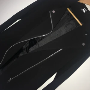 Höstkappa strl 34 - Tunn kappa från H&M! Superskön nu till hösten, för kallare dagar kan man ha tjockare tröja under! Använd 1 kväll, köpt för 599kr säljs för 100kr, köparen står för frakt 