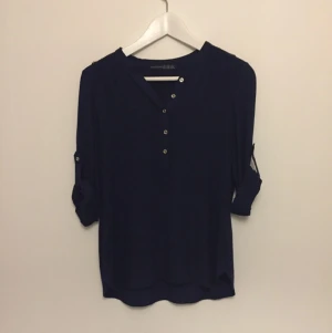  - Söt marinblå blus! Med gulddetaljer