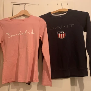 Gant collegetröja och Bondelid tröja - Gant tröja i väldigt bra skick, inga slitningar eller fläckar, 450kr. Tunn Bondelid tröja, helt ny med prislapp kvar, 175kr. Båda i storlek XS.