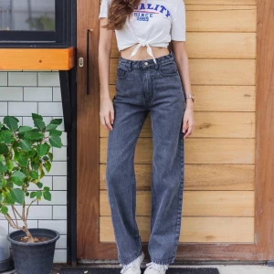 Jeans high waist L - De passar även mig som har storlek 34❤️ high waist 😍 Det står L storlek på jeansen men det skulle passar M jättefint 