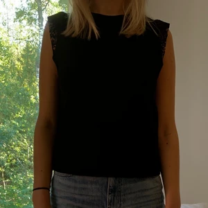 Svart top från Zara - En jätte fin topp från Zara med spets detaljer på axlarna💘💘