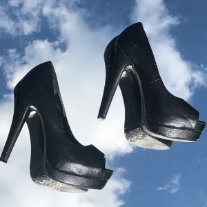 Svarta klackar - 🖤Svarta skinnklackar med plattå o öppen vid tårna. Använda men fortfarande i fint skick 