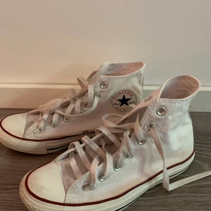 Converse höga vita - Säljer ett par vita höga converse. Dem är använda, själva skorna är det inget fel på. Dock kan rekommenderas att byta snören (kostar typ 30/40kr). Köparen står för frakten. Fraktar endast.