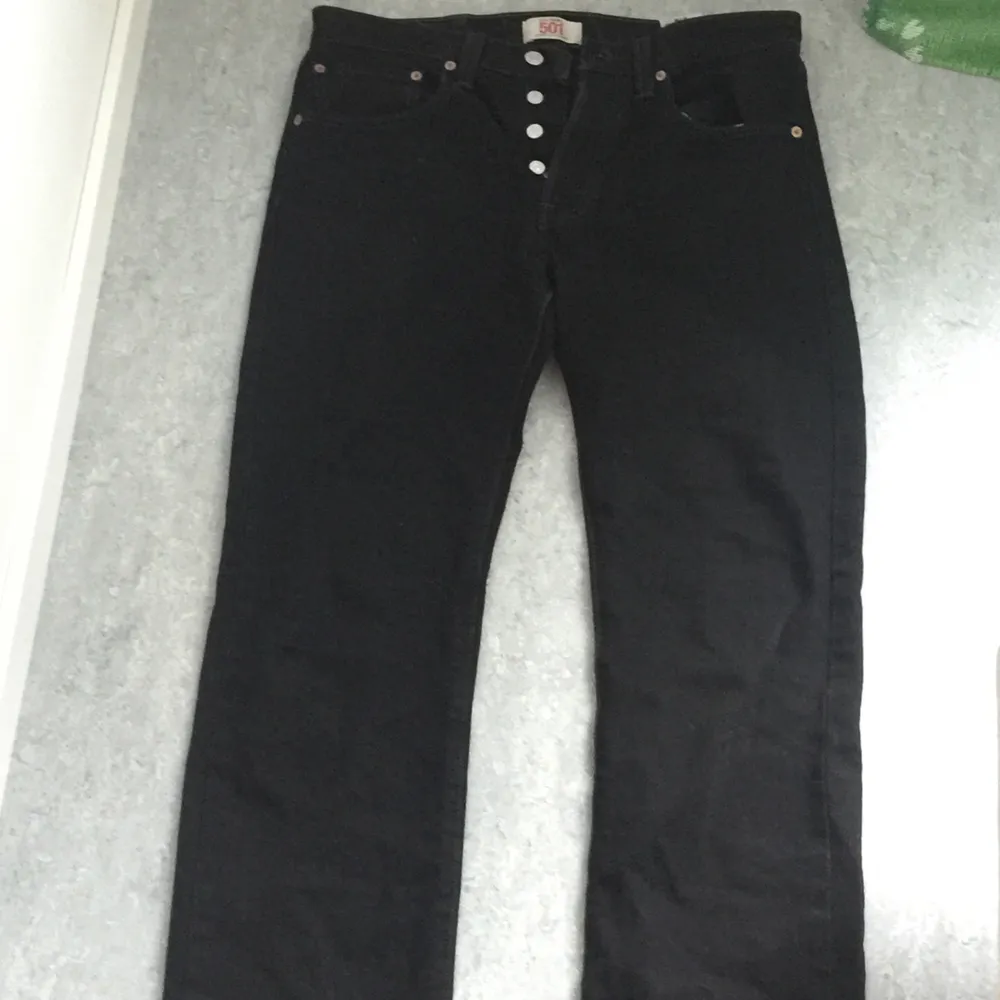 Svarta 501:or, jättefint skick. Storlek- se sista bild. Jeans & Byxor.