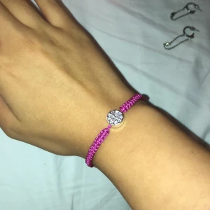 Armband - Snö of Sweden  - Rosa armband från Snö of Sweden med en sliver grej, med diamanter på.🌸 Du kan själv skiftera storleken! 🙌🏻 (Skriv för fler bilder, kunden står för frakten som summan varierar beroende på varans vikt) 