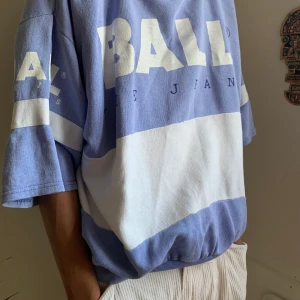 Vintage sweatshirt - Vintage lila sweatshirt. Storlek M men oversized passform. Säljer för 145kr☺️ frakt tillkommer men kan även mötas upp i Stockholm💗