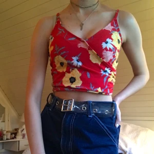 Topp med blommigt mönster - Topp från HM. Fint skick i stl. XS. 39kr + frakt. :) <3