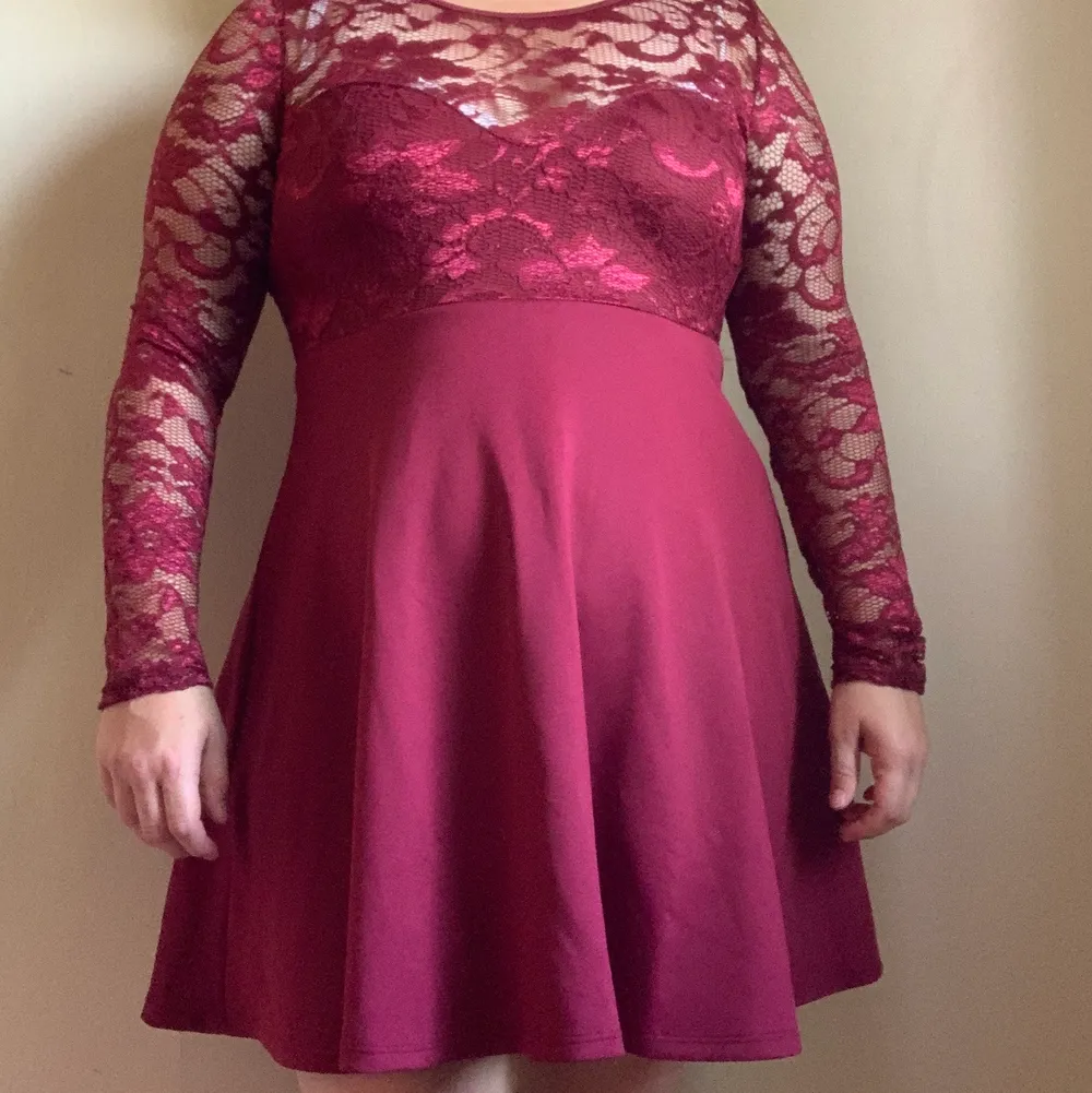 Snygg vinröd klänning med öppen rygg. . Klänningar.