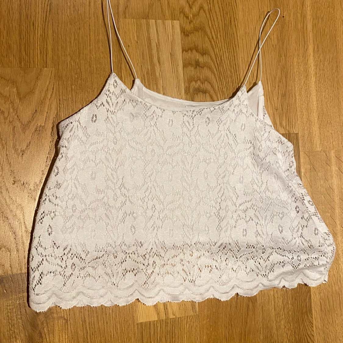 vit topp med spets! strl M - 90