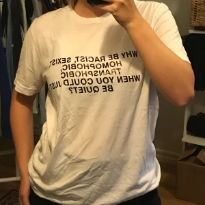 T-shirt i storlek L  - Skitcool T-shirt med tryck. Använd kanske 3 gånger. Frakten är medräknad! 