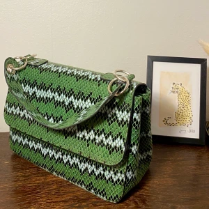 Hvisk axelremsväska i grönt - En jättefin, ganska nyligen köpt väska som går att bära på två olika sätt. Nypris 1000 kr. Rymmer förvånansvärt mycket! Kan mötas upp och kan frakta men då står köparen för fraktavgift!