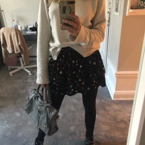 Stjärn kjol - Super fin stjärn kjol från loavies storlek S nypris 600kr mitt pris 350kr (LÅNADE BILDER)