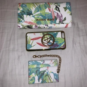 Victoria’s Secret, set - Plånbok, mobilskal (iPhone 6/6S), Korthållare. Alla i fuskskinn från Victoria’s Secret. Plånbok = 70kr, Mobilskal = 30kr, Korthållare = 50kr. Eller alla tre för 115kr.