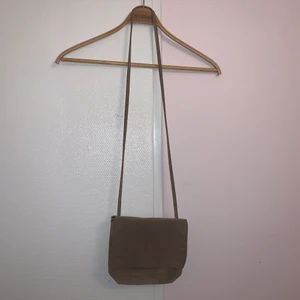 Brandy Melville, mockaväska - Brun cross-body bag från Brandy Melville i äkta Mocka. Använd någon enstaka gång men det finns inga tecken på användning. Den stängs magnetiskt. Priset kan diskuteras :)