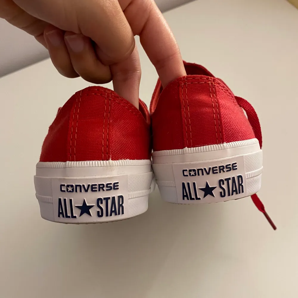 Helt nya röda låga Converse i storlek 36. De är endast provade . Skor.