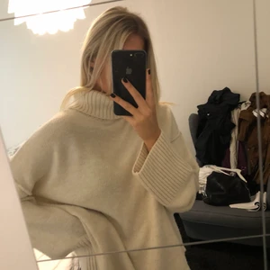 Vit polotröja  - En vit polotröja från Nelly.com, stolek: M. Använd Max 3 gånger så skicket är som nytt. Köparen står för frakt 