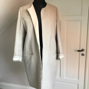 Isabel Marant-kappa, päls/skinndetaljer - Unik höst/vår-kappa med detaljer i kalvskinn/päls. Vill man hänga kappan över axlarna finns löstagbara ”hängslen” att trä in armarna i. Fin både utan och med ett bälte i midjan. Inköpt på Nitty Gritty. 