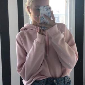 Säljer denna jättefina rosa Hoodien  i storlek XL men det är ganska konstiga storlekar för att den passar mig som vanligtvis brukar ha XS/S i Hoodies💕 men det är i mycket bra skicka, köpte den för 179kr säljer den för 150 (bud)