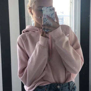 Hoodie💕 - Säljer denna jättefina rosa Hoodien  i storlek XL men det är ganska konstiga storlekar för att den passar mig som vanligtvis brukar ha XS/S i Hoodies💕 men det är i mycket bra skicka, köpte den för 179kr säljer den för 150 (bud)