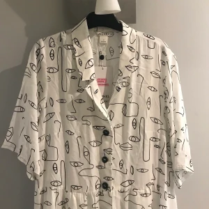 Långklänning  - Helt ny snygg långklänning från monki. Supersöt och bekväm. Lägg ett bud :)