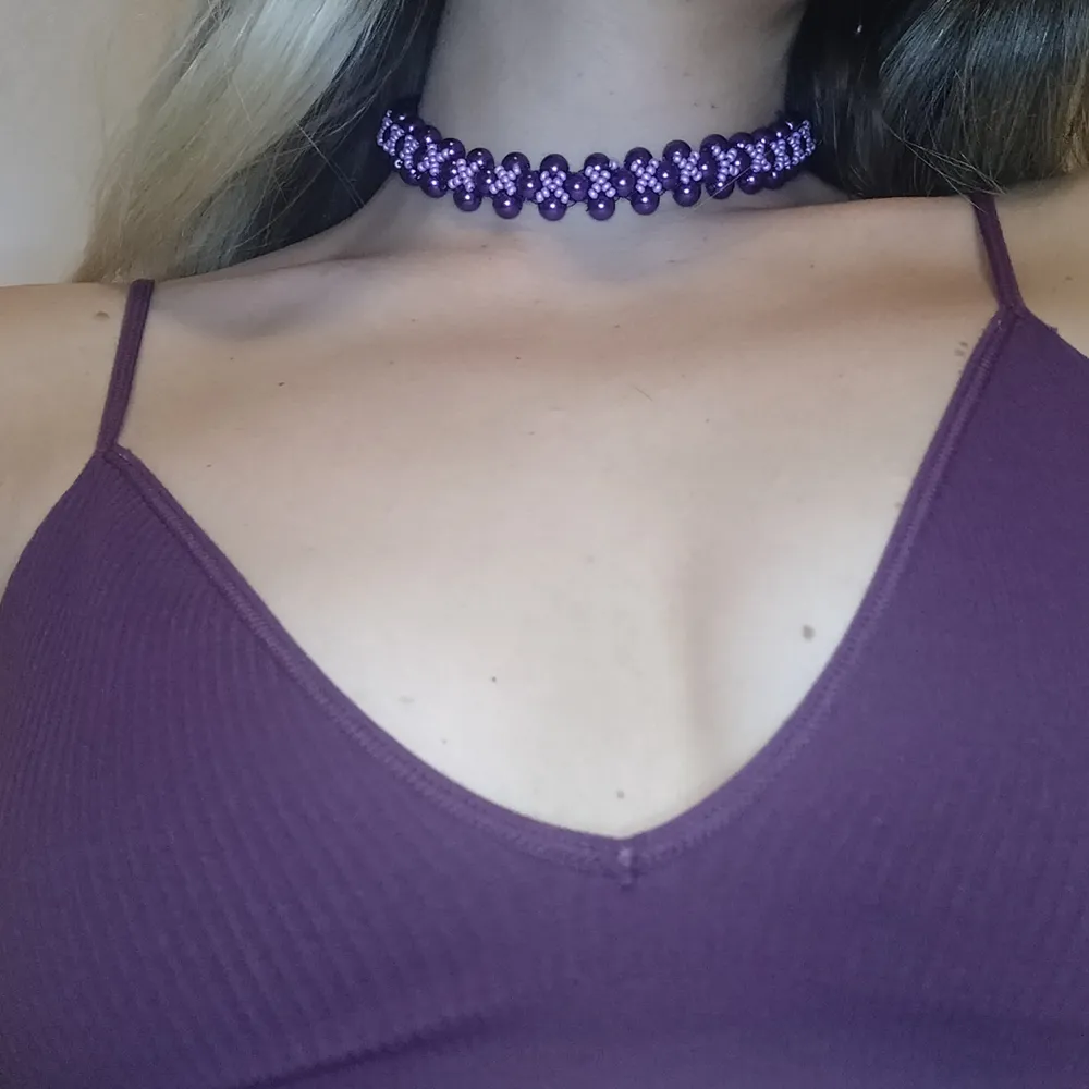 Handgjord choker i lila pärlor. Justerbar längd💜. Accessoarer.