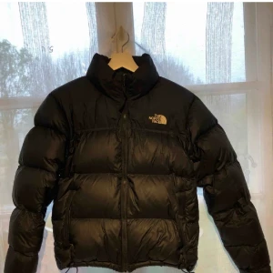 Northface jacka st xs - Säljer min northface jacka! Använd ett fåtal gånger förra vintern, superfint skick ord pris 2500.