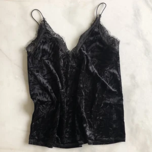 Linne i sammet  - Linne från Zara i sammet med spetskant och tunna axelband. Användt men i fint skick. Frakten är inräknad i priset✨