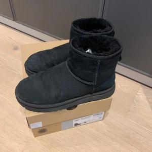 UGG Classic Mini - Svarta UGGs storlek 39 korta modellen. Äkta! Box o kvitto finns. Skickas gärna!