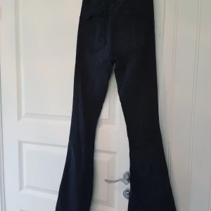 Jeans Gina Tricot - Svarta Natacha jeans från Gina Tricot stl S.Skickas mot frakt.