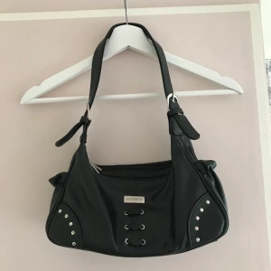 Baguettbag  - Här kommer lite fler och bättre bilder på väskan från förra annonsen:) Snygg svart baguettbag med silvriga detaljer på