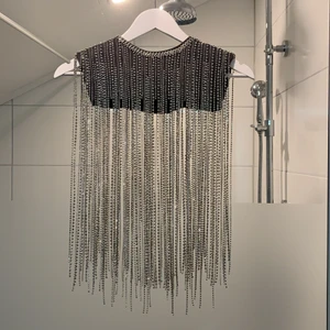 Glitter - Perfekt till nyår! Så cool men får aldrig användning för den. Hon vill ut och se stan :D! Köpt på H&M exklusive för över 1000-lappen. frakt tillkommer om du ej befinner dig i Stockholm. :) 