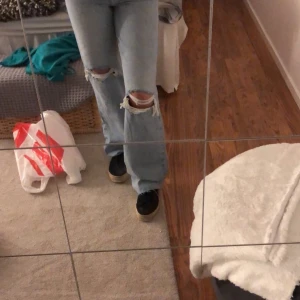 Håliga jeans zara - Säljer dessa jeans från Zara, har aldrig använder dom, har bara tagit av prislappen, frakten ingår i priset❤️