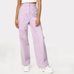 Lila byxor - Ett par ljuslila byxor från Junkyard! Raka i modellen och väldigt high waisted. Midjemåttet är ca 70cm. Jag är 163 och de går ner till fötterna på mig :) +frakt