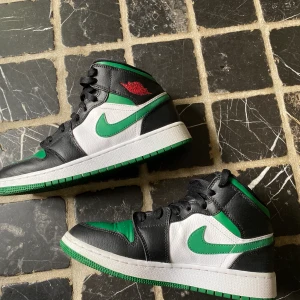 Nike jordan  - Säljer dessa nike jordan mid pine green. Skorna är i fint men begagnat skick. Buda från 1300 kr eller köp direkt för 2000kr. Köparen står för frakten 💕💕 budet ligger just nu på 1530kr 