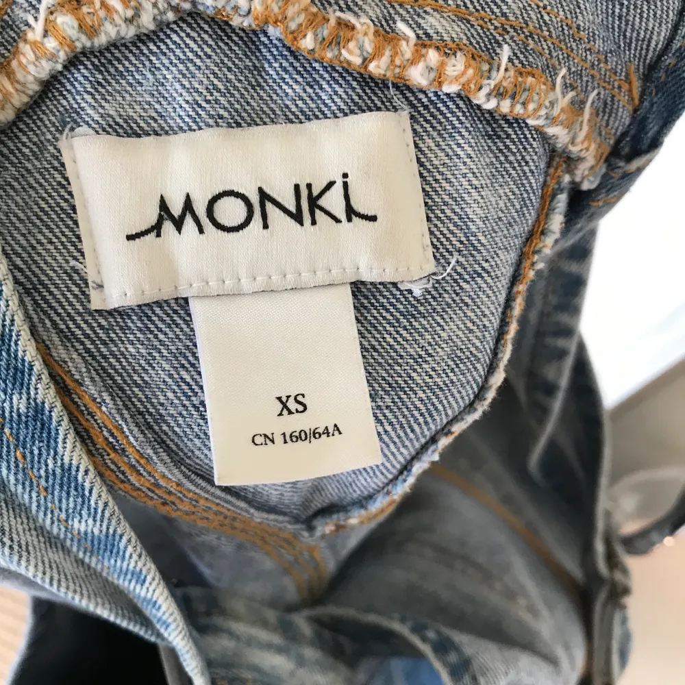 Jättefina hängselbyxor i jeans från Monki. Strl XS men passar även S. Fina detaljer. Jeans & Byxor.